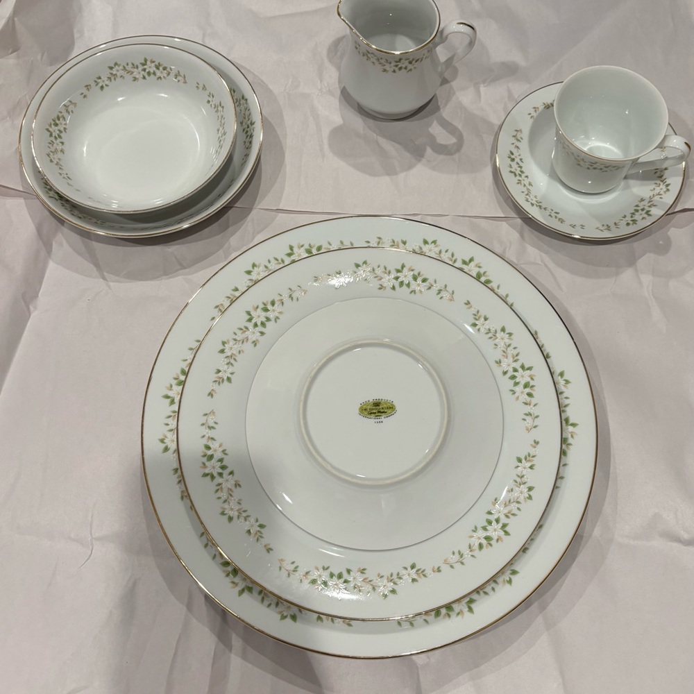 Ekco Vintage China Floral Saucer Set of 4 - âSpring Meadowâ Pattern - Picture 3 of 3